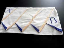 Linge ancien Porte serviette encoton  brodé A et B