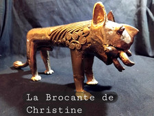 Bronze du Bénin ou Burkina Faso Lion dévorant sa proie  24 cm de long  1kg980