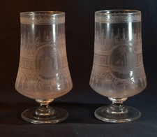 Deux verres à pied avec