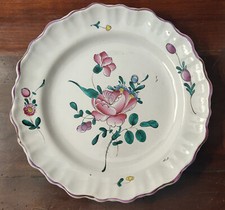 Moustiers (Ferrat), assiette avec un décor de fleurs N°2, 18ème