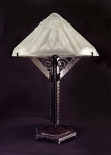 DEGUÉ : GRANDE LAMPE ART DÉCO EN FER FORGÉ ET DÔME EN VERRE PRESSÉ SIGNÉ 1930