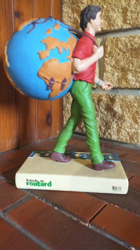 Statuette guide routard - du,