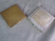 Lot de 2 POUDRIERS différents. Années 50.