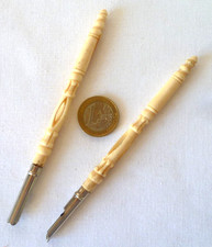 PAIRE DE PORTE PLUMES ANCIENS EN OS DE BOVIN SCULPTÉS ET AJOURÉS