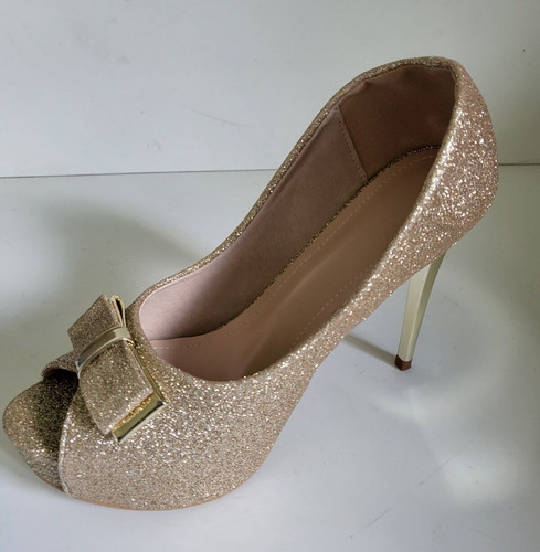 Chaussures dorées pailletées