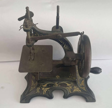ANCIENNE MACHINE A COUDRE MANUELLE MODELE REDUIT EN FONTE JOLI DÉCOR DORÉ