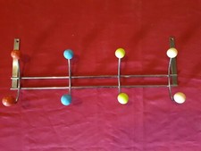 Porte-manteau mural  en métal chromé. Huit portants polychromes