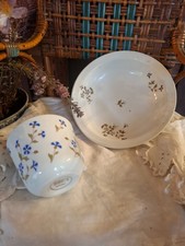 grande tasse a café  style brulot et une petite assiette creuse decor barbeau