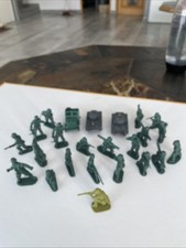 lot de soldats En Plastique plus Une Jeep et deux  Chars . Bonne état