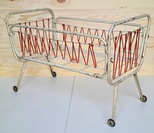 Ancien Lit de poupée pliant vintage en métal et scoubidous des années 1950-1960