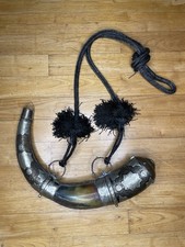 Ancienne poire à poudre en corne et laiton gravé