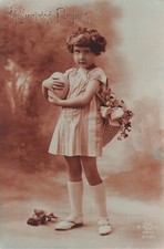 CP SEPIA HEUREUSES PAQUES PETITE FILLE PANIER EN BANDOULIERE SERRANT OEUF DECORE