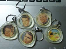 LOT DE 5 ANCIENS PORTE-CLES -