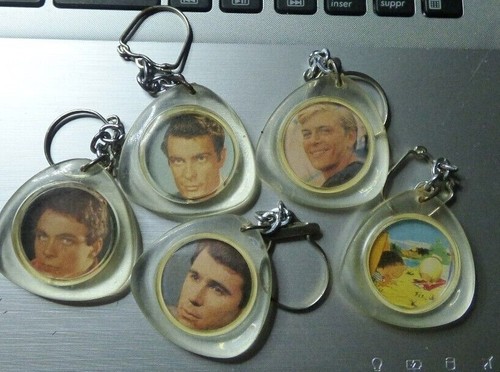 Lot anciens porte cles - 5,