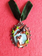 pendentif fait main pâte polymère. le Corbeau et le Renard. La Fontaine. 