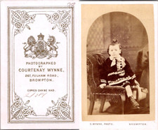 C. Wynne, Brompton, Petit enfant au beau costume de velours brodé Vintage CDV al