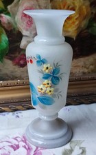 ANCIEN VASE EN OPALINE BLANCHE