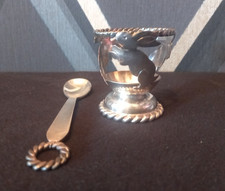 ancien coquetier et sa