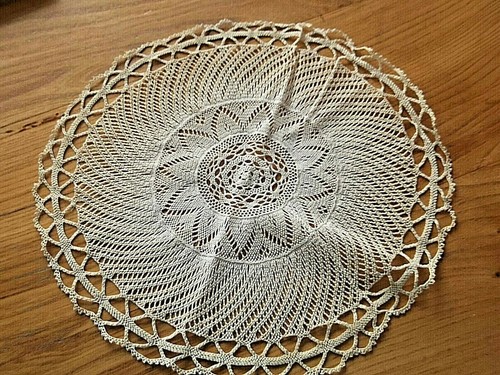 Linge ancien napperon rond - , en