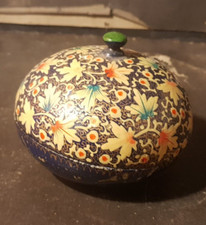 Une boite ronde en carton