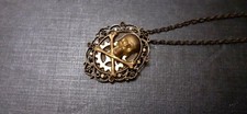 Collier pendentif tête de mort steampunk chaîne cadre baroque engrenage XXème 