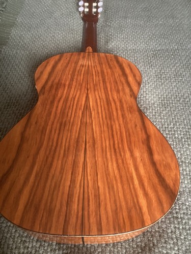 Très belle guitare - belle,