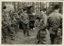 PHOTO ANCIENNE - VINTAGE SNAPSHOT - MILITAIRE CUISINE CANTINE MANOEUVRE FORÊT