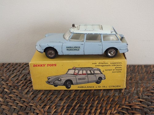 Ambulance municipale dinky - +,