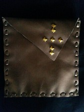 Pochette en cuir véritable et clous couleur or