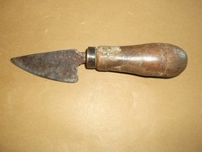 outil   ancien de métier cordonnier,bourrelier? lame en fer forgé