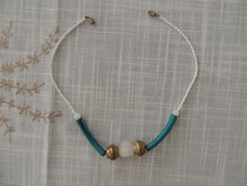 Collier perle blanche, perles de rocaille, perles porcelaine et cuivre. Neuf