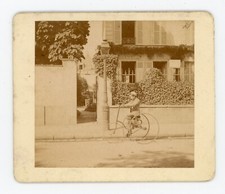 PHOTO 1888, le garçon sur un tricycle TRIKE vélo ancien vélocipède scène de rue