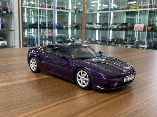 Voiture miniature violette