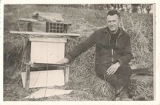 ANCIENNE PHOTOGRAPHIE APICULTEUR? UN HOMME ET UNE RUCHE?