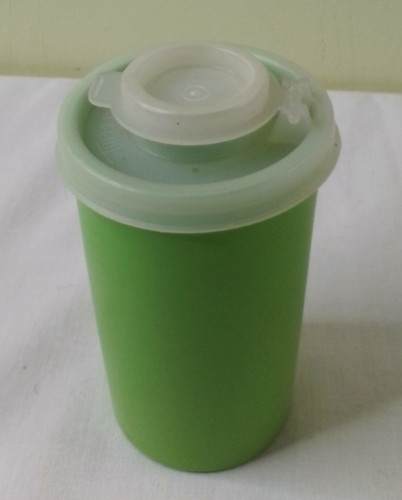 Tupperware shaker 102-16