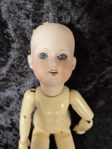 Jolie petite poupée ancienne - petite,