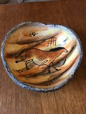 COUPE EN CÉRAMIQUE A DÉCOR D' UN CHEVAL DE LASCAUX SIGNÉE. VALAURIS ?