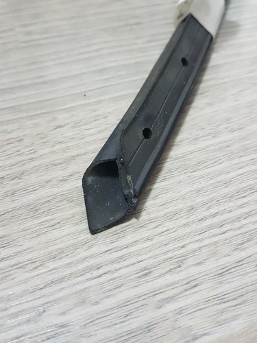 Joint bas porte portière