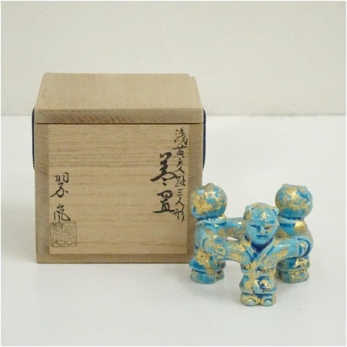 Trois figurines japonaises