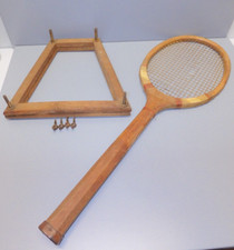 - RAQUETTE de TENNIS DANS SA PRESSE MANCHE BOIS marqué PETIT SPORT LIMOGES    D