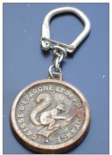 B08 / ANCIEN PORTE CLES LOGO FIGURINE ECUREUIL DE LA CAISSE EPARGNE