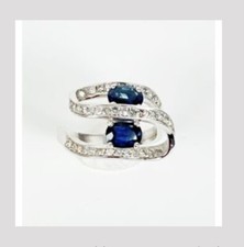 Bague or blanc sinueuse  18 carats avec 2 saphirs et diamants