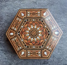 Boite à bijoux hexagonale en marqueterie nacre et bois