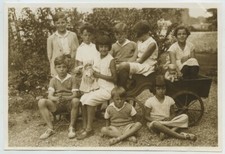Groupe d'enfants sur un chariot. Jouet. Poupée. Poupon. Bébé. 1932.