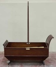 BERCEAU BÉBÉ EN BOIS D'ACAJOU. STYLE ELISABETH. XIXÈME SIÈCLE.