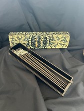 Boite asiatique laquée, 20 baguettes, bois, nacre