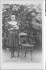 AVIP7-0342-ENFANT-CARTE-PHOTO - Portrait d'une fille - Fleurs - Chaise