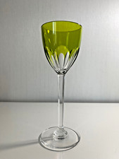 Superbe verre à vin vert anis