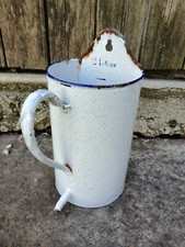 P2- POT BROC FONTAINE A LAVEMENT TOLE EMAILLEE blanc chiné liseré bleu 