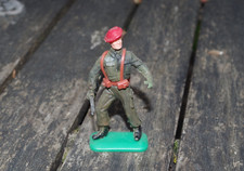 OUGEN PARIS SOLDAT COMMANDO ANGLAIS avec fusil 1/32 plastique vintage COMME NEUF